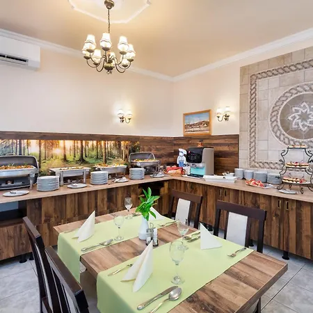 Hotel Gyoengye-az Erdo Szallodaja Gosztola