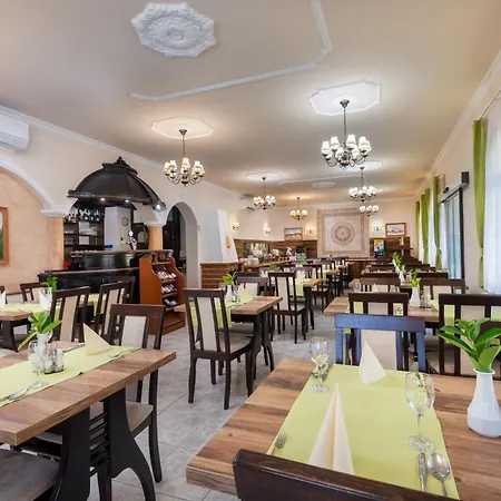 Gyoengye-az Erdo Szallodaja Gosztola