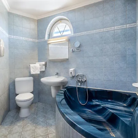 Gyoengye-az Erdo Szallodaja Hotel