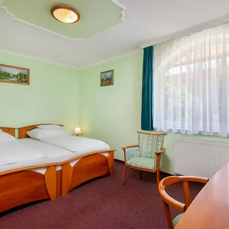 Gyoengye-az Erdo Szallodaja Hotel Gosztola