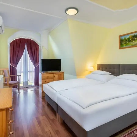 Hotel Gyoengye-az Erdo Szallodaja Gosztola